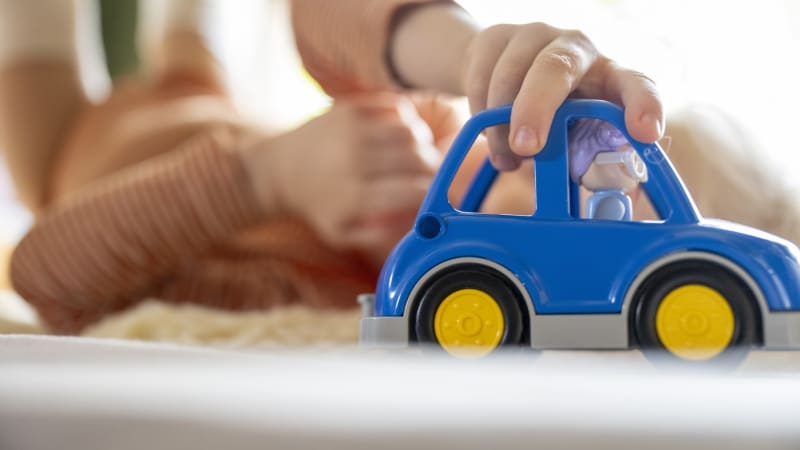 Řetězce stahují dětské výrobky: Hrozí i riziko udušení. Pryč musí hračky, bundy i chrastítka