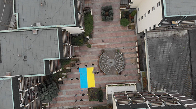 Namalovali ukrajinskou vlajku u ruské ambasády. Trestný čin to není, rozhodl soud