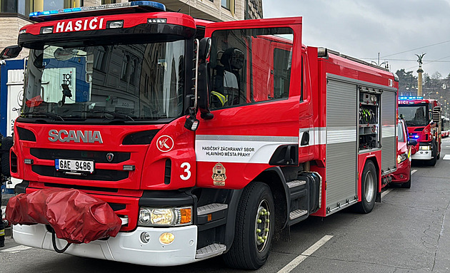 Ve vyhořelém domě ještě před týdnem bydlela žena. Kamery zachytily muže s kanystry