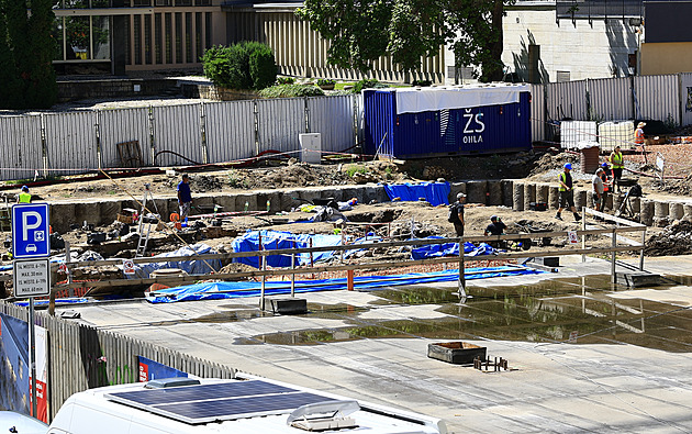Neslyšíme hosty, trpí kavárna v extrémním hluku. Smiřte se s tím, zní ze stavby