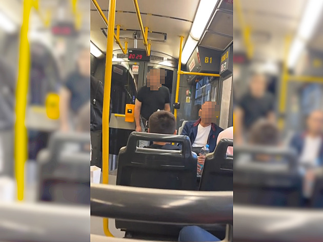 Ty seš teplej? V pražské tramvaji vypukla hádka kvůli LGBT vlajkám