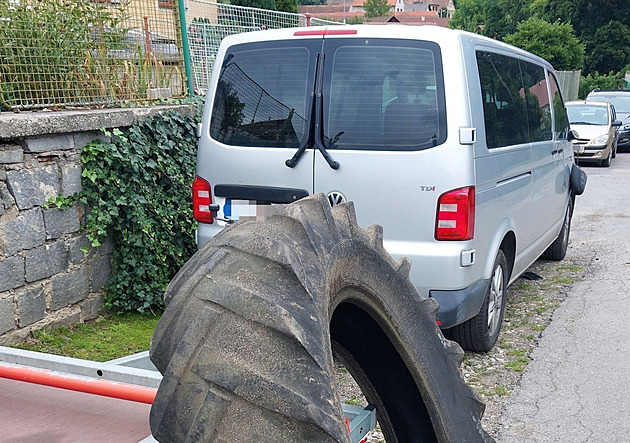 Chlapci pustili z kopce pneumatiky od traktoru, jedna poškodila dodávku