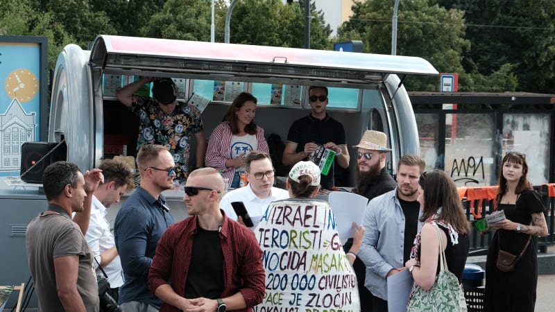 OBRAZEM: Lipavský opět v obležení demonstrantů. Na místě byl i antikonfliktní tým