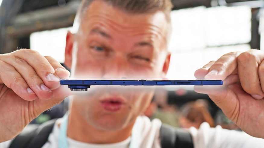 Samsung zhubne a zesílí zároveň. Nové skládačky budou mít unikátní displej