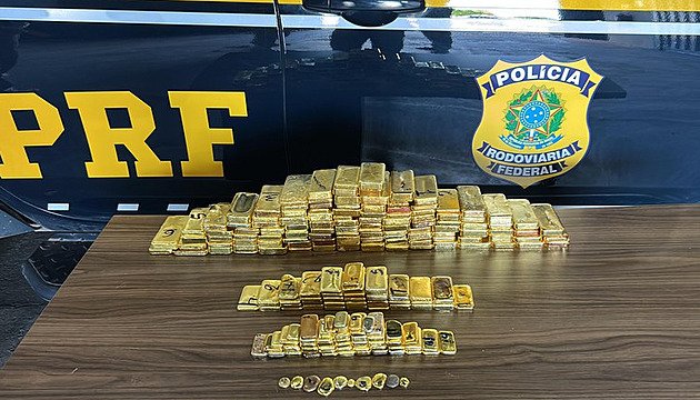 Influencerka s manželem ukryli v autě 103 kilogramů zlata. Policie je chytila náhodou