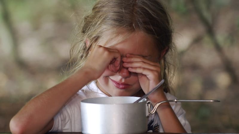 Když se z letního tábora vrátí „jiné dítě“: Jak potomkům pomoci zpracovat nepříjemné zážitky?