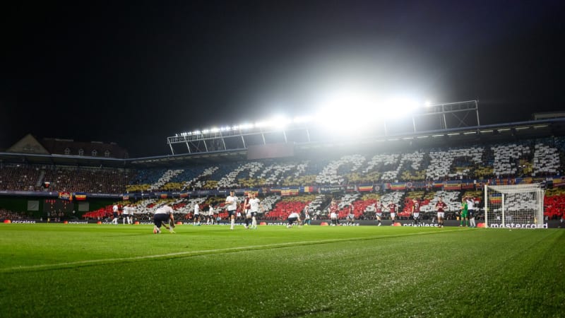 Fanoušky Sparty v bílých kápích ztotožnila policie. Klubu odmítá dát jejich jména