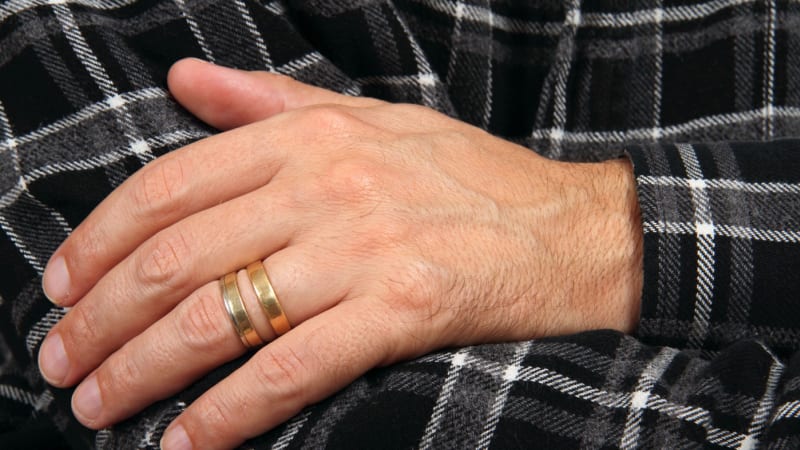 Měl tři manželky, odhalila ho náhoda. Ženy nic netušily, k soudu muž přišel s novou partnerkou