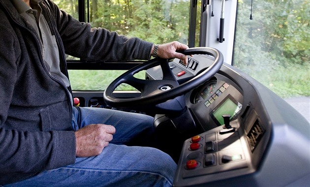 Po kolapsu řidiče na Novojičínsku boural autobus, cestující vyvázli bez zranění