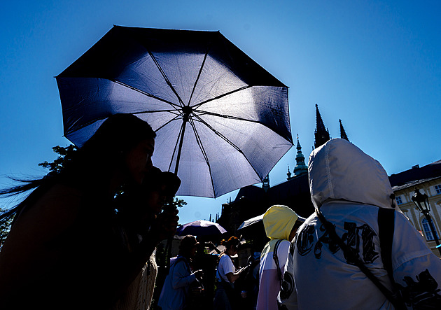 Chladný závěr měsíce odvrátil rekord, i tak byl červenec třetí nejteplejší v historii