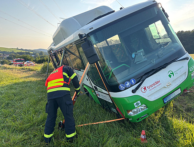 Na Novojičínsku boural autobus, řidiče s podezřením na infarkt museli oživovat
