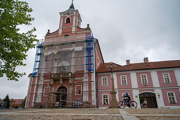 Poutní kostel ve Štípě částečně zakrývá lešení. Restauruje se i boční oltář