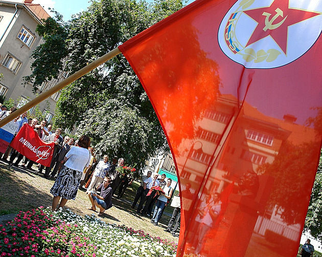 Slovenští komunisté chtějí registraci loga se srpem a kladivem. Absurdní, říká autor petice
