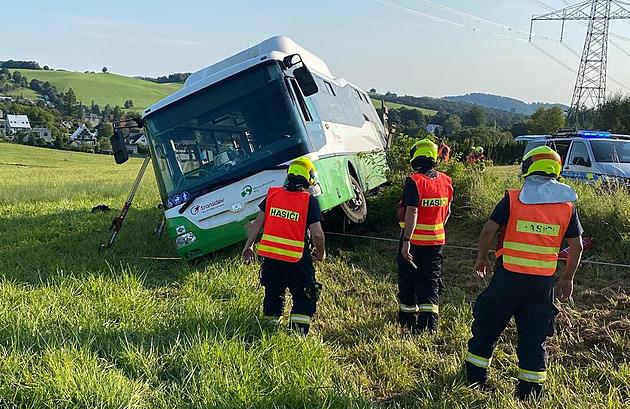Na Novojičínsku boural autobus, řidiče s podezřením na infarkt museli oživovat