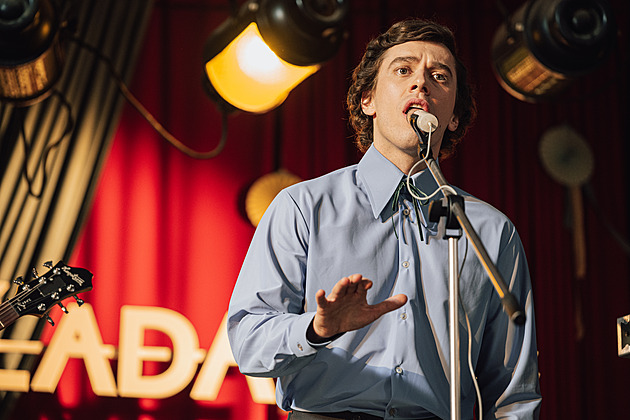 RECENZE: Místo životopisu přináší Duchoň trefnou normalizační estrádu