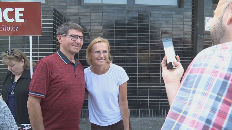 Pivo, opékání buřtů a drsná kritika vlády: Konečná objíždí republiku s peticí i letáky