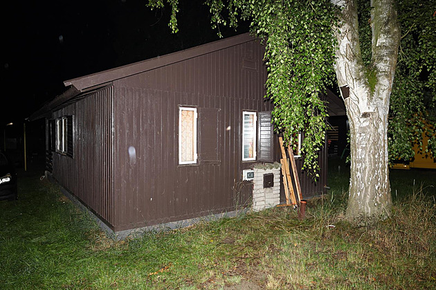 Kempaři grilovali na verandě, zloděj jim zatím za zády vykradl chatku