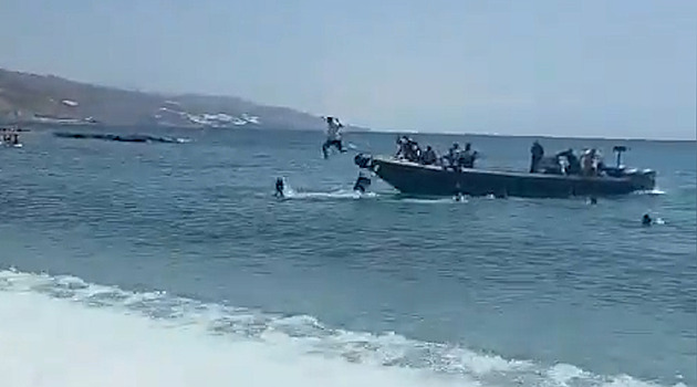 Na pláži ve Španělsku se vylodili migranti. Turisté proti nim zakročili, strhli je k zemi