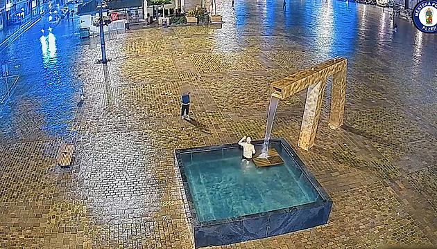 Ukrajinec pózoval v kašně na náměstí, kromě kamaráda ho natáčeli i strážníci