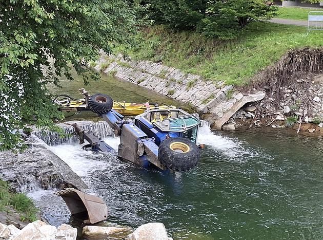 Kráčející bagr se převrátil do řeky, s vyproštěním pomáhal jeřáb hasičů