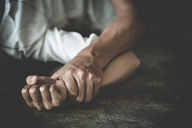 Kolemjdoucí stočil řeč na sex, pak ženu před očima jejího synka zkusil znásilnit