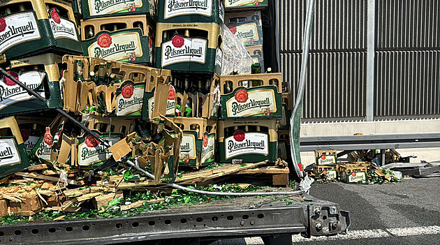 Komplikace před Prahou. Na D1 se po nehodě kamionů válejí přepravky s pivem