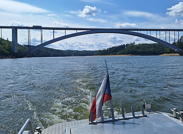 Muže, který v březnu skočil do Orlické přehrady, našel v hlubinách podvodní dron