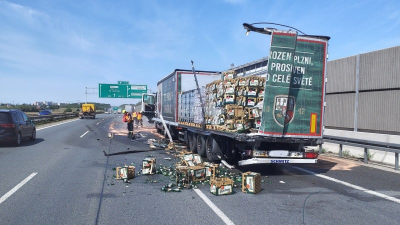 Nehoda na D1: Češi pláčou nad rozlitým pivem. Po střetu kamionů zůstalo na vozovce