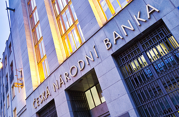 Centrální bankéři dál drží sazby beze změny. Inflační rizika totiž trvají