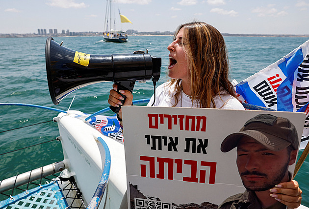 Mayday! Rodiny rukojmích vypluly k pobřeží Pásma Gazy, chtějí se jim přiblížit