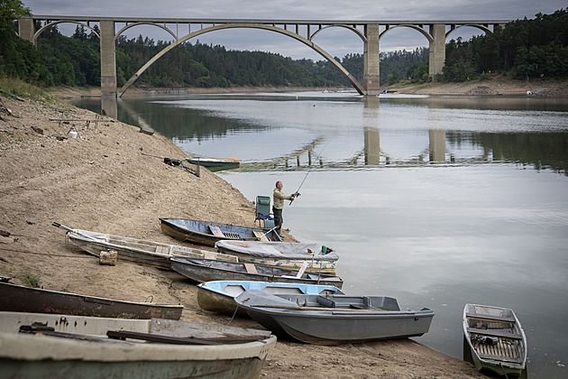 OBRAZEM: Takový Orlík neznáte. Z hladiny ční bunkry, objevily se i základy domů