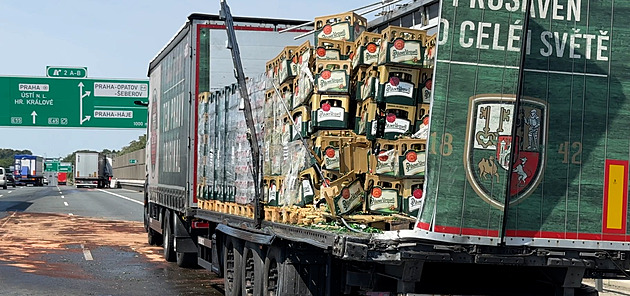 Komplikace před Prahou. Na D1 se po nehodě kamionů vysypaly přepravky s pivem