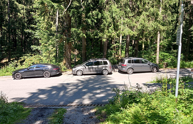 Davy houbařů míří do hor, jejich živelné parkování děsí obce i ochranáře