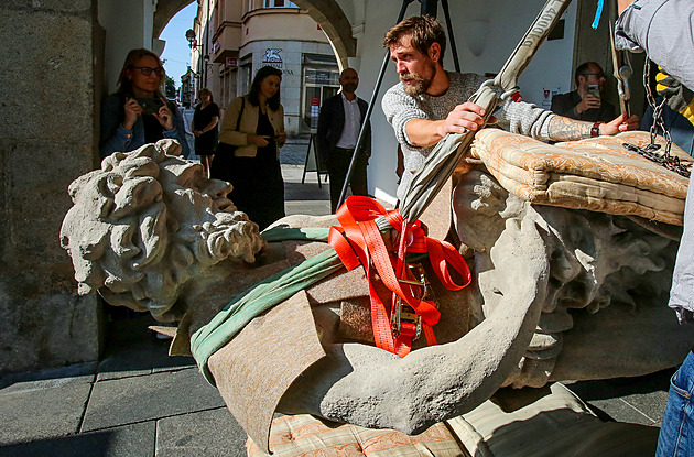 Budějovice jsou bez Samsona. Originál sochy poprvé po 300 letech opustil město