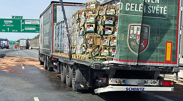 Komplikace před Prahou. Na D1 se po nehodě kamionů vysypaly přepravky s pivem