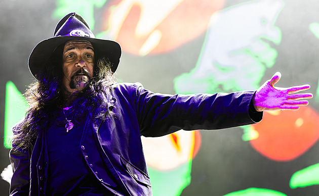 Na pódiu velebili Ozzyho, vedle setřeli Trumpa. Začal Brutal Assault