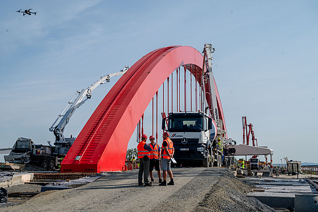 Nový dálniční most v Napajedlích pokrylo 700 kubíků betonu, zprovozní ho v zimě