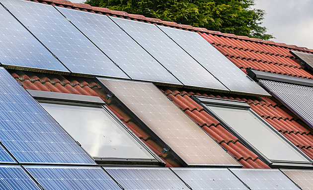 Dovozce solárních panelů nanosun je v úpadku, dluží stovky milionů korun