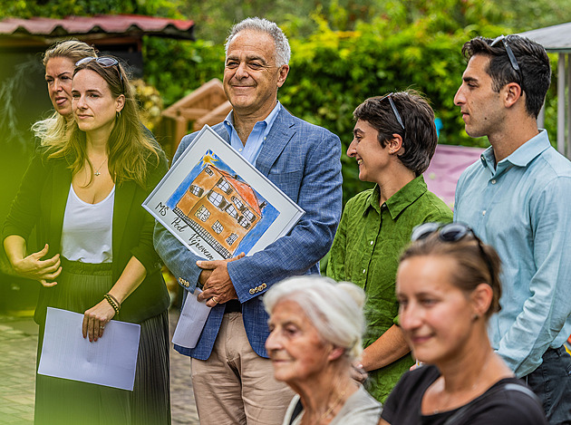 Trpký příběh likérnické rodiny Hönigů, jen otec a syn přežili. Vilu navštívili potomci
