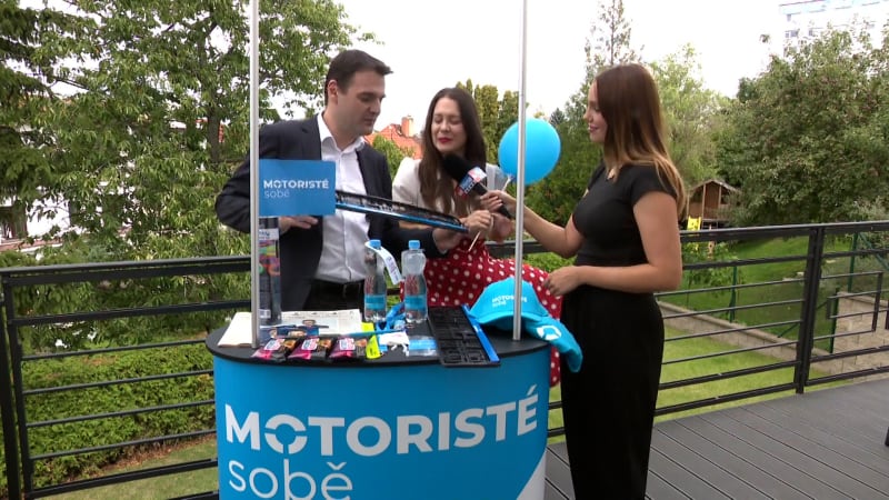 Pivo, trička, vůně i držák na SPZ. Podívejte se, čím si strany kupují před volbami voliče