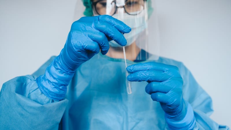 Německem se šíří smrtící bakterie: Zákeřná „dětská nemoc“ začala napadat i dospělé