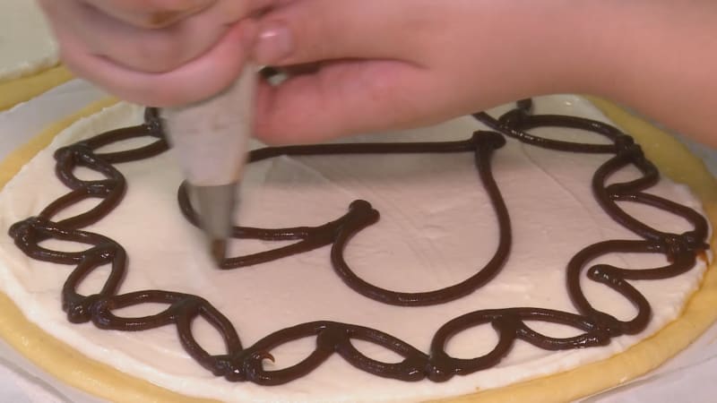 Na Chodských slavnostech se sní tisíce koláčů. Takto je dělají v tradiční pekárně v Bořicích