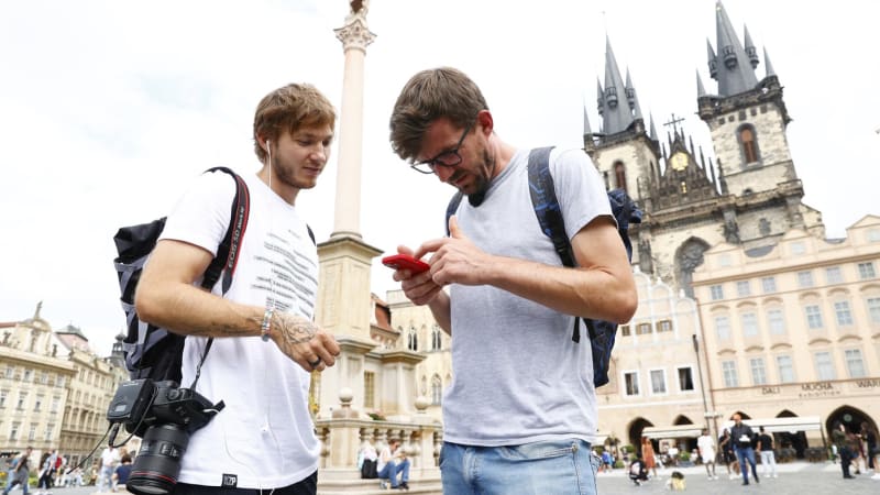 Prazdroj, či Braník? Youtuber točí v Praze o pastech na turisty. Jedna z restaurací ho žaluje