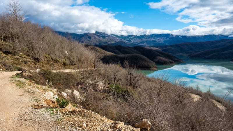 Trojice Čechů se v albánských horách ztratila před 24 lety. Šlo o obchod s bílým masem?