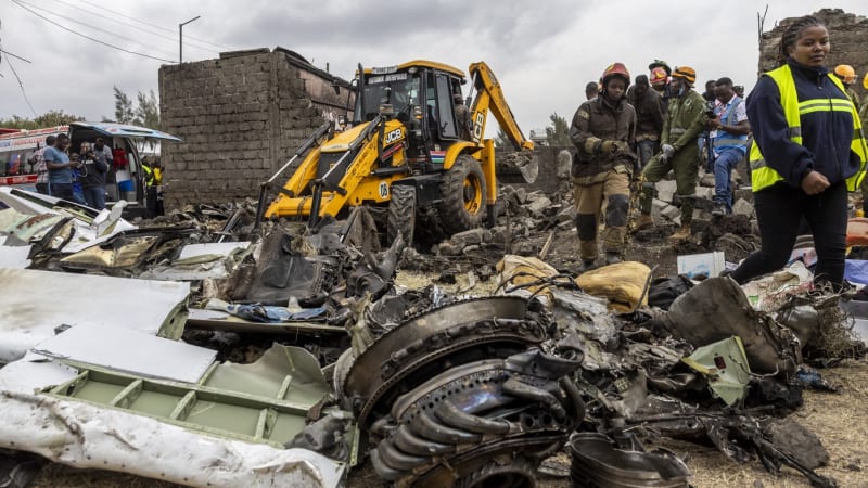 Záchranářský letoun se zřítil v obydlené části Nairobi. Na místě jsou mrtví