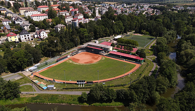 Kapacita zimního stadionu nestačí, Brod si na zimu pronajme umělé kluziště