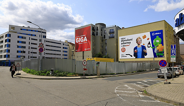 Stavba parkovacího domu ještě nezačala, přesto už řidičům zavřeli původní stání