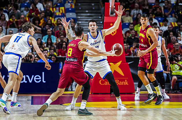 Porážka s favoritem, basketbalisté v přípravě na ME nestačili na Španělsko