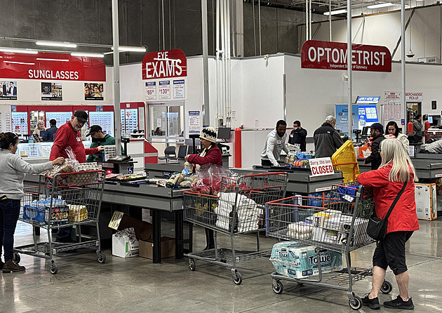 Mezi výrobci a maloobchodníky to v USA vře. Kvůli clům se handrkují o ceny