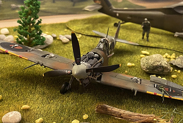 Působivá dioráma havarovaného Spitfiru Mk. IXC připomíná Čechoslováky v RAF